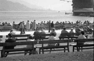 Bad Wiessee: Kurgäste auf Bänke, von hinten