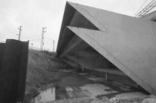 Pressung eines Tunnelschachts unter den Bahndamm an der Weiherfeldstraße. zur Verbindung der Südtangente zwischen Bulacher Kreuz und Ettlinger Allee