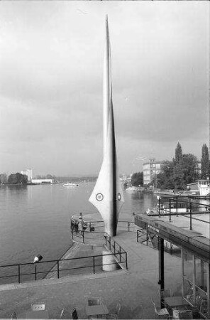 Rheinhafen: Pylon [Denkmal] am Dreiländereck