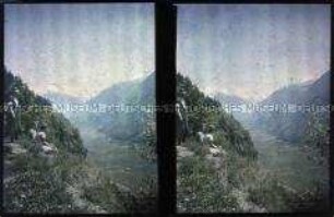 Drei Frauen auf einem Aussichtspunkt am Brünigpass in der Schweiz