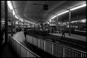 Bern: Bahnsteige und Züge