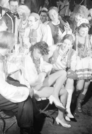 Berlin: Akademieball "Fehlfarben"; Gruppe bei Tisch; von oben gesehen
