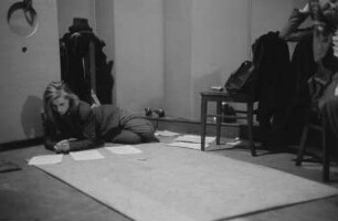 Aufnahmen von der Inszenierung des Hörspiels "Die fremde Stadt" im Funkhaus in Berlin : Schauspielerin Lu Säuberlich während einer Pause