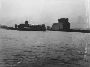 Duluth : Der Hafen von Duluth vom Lake Superior aus gesehen mit Öltanks rechts und Docks in der Bildmitte