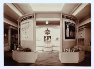 Dresden. Internationale Hygieneausstellung 1930/1931. Gruppe "Landwirtschaft". Ausstellungsraum des Reichsmilchausschusses. Ansicht mit pavillonartigen Stellwänden in der Raummitte