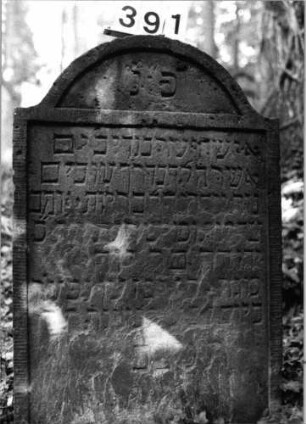 Grabstein 391 (Index: 99803625) Material: Sandstein Zustand: unten verwittert/Textverlust Maße HxBxT: 100x60x11 cm Beschreibung: Stele mit Karniesbogen, profilierter Rand, Giebelfeld: Grabstein 391