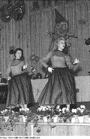 Dresden. Faschingsveranstaltung der Mitarbeiter des Rathauses in Dresden unter Beteiligung von Oberbürgermeister Weidauer (Weidauer links), 1954