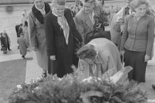 Kranzniederlegung an Ehrenmalen im Treptower Park in Berlin anlässlich des IV. Bundeskongresses des Demokratischen Frauenbundes Deutschlands (DFD) : Kranzniederlegung am Sowjetischen Ehrenmal im Treptower Park