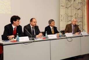 Pressekonferenz. Kai Schulz, Pressesprecher der Stadt Dresden, Dirk Hilbert, Erster Bürgermeister Dresdens, Prof. Dr. Hans Müller-Steinhagen, Rektor der TU Dresden, und Prof. Dr. Thomas Bürger, Generaldirektor der SLUB, beantworten Fragen