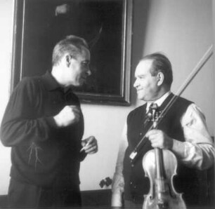 David Oistrach (1908-1974; Geiger) im Gespräch mit dem Chefdirigenten der Warschauer Philharmonie, Witold Rowicki (1914-1989), nach der Probe zum 2. Violinkonzert von Dmitri Schostakowitsch. Festival "Warschauer Herbst", September 1969