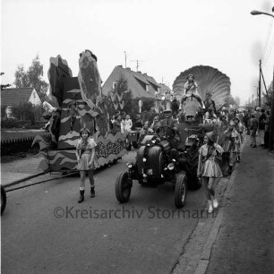 Karpfenfest: Umzug: links Mottowagen "Der Hecht im Karpfenteich", rechts Mottowagen "Neptun mit Gefolge", Traktor: am Straßenrand Zuschauer, 12. Oktober 1969