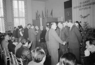 Feierstunde 15 Jahre DDR, Poln. Delegation, Sozial. Brigade Zimmerm., Aktivist Wl. Schmidt