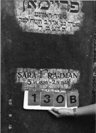 Grabstein 130 (Index: 99618490) Maße HxBxT: 128x63xo.A. cm Beschreibung: Grabplatte Symbolik: einarmiger Leuchter ?: Grabstein 130B
