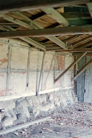 Gut Jersbek: Allee (3): Remise aus Fachwerk: Innenansicht: Schwellbalken auf Feldsteinfundament, Gefache mit Ziegelmauerwerk, oben Dachstuhl