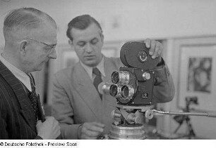 Vorführen einer 16-mm-Schmalfilmkamera