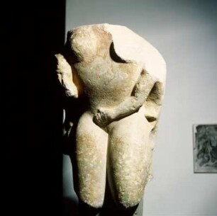 Statue einer knieenden Frau : Sparta Museum, Statue einer knieenden Frau, sog. Eileithyia, aus Gruppe mit einer Beifigur