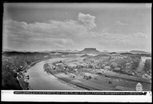 Sächsische Schweiz, Blick von der Bastei auf das Elbtal bei Rathen, Festung Königstein und Lilienstein