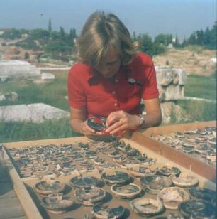 Athen. Kerameikos-Grabungsfeld. Zusammensetzen von Tonscherben
