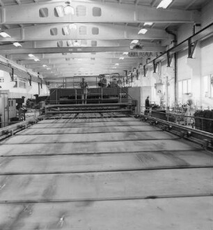 Eilenburg, Dübener Landstraße. VEB Betonwerk Laußig, Betriebsteil Betonwerk Eilenburg. Produktionshalle für Gasbetonelemente. Anlage für die Plattenherstellung. Blick gegen Bedienstand