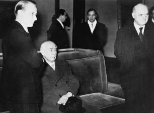 Theodor Heuss bei einem Besuch in der Kunsthalle Bremen, links neben Heuss Günter Busch, rechts Rudolf Alexander Schröder