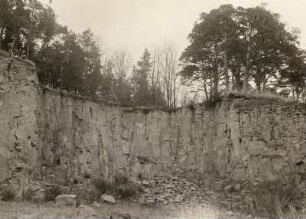 Schafberg bei Baruth. Südlicher Bruch. Senkrechte Säulen des Deckenbasalts