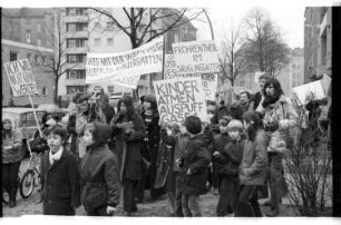 Kleinbildnegativ: Protest der Kita Prager Platz, 1972