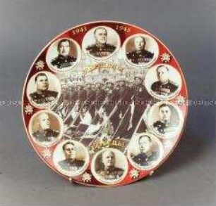 Wandteller zur Erinnerung an den Zweiten Weltkrieg aus dem Museum der Politischen Geschichte Russlands, übergeben am 12. Oktober 2015; mit Darstellung der russischen Marschalle 1941-1945