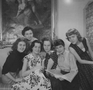 Gruppenaufnahme von sechs jungen Damen