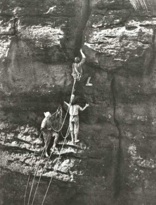 Sächsische Schweiz, Affensteine. Bloßstock, Seilschaft Karheinz Gonda und Erich Gorlt bei der Erstbegehung der Südwand (VIIb)