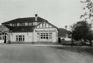 Klotzsche (Dresden-Klotzsche). Bahnhof. Empfangsgebäude mit Bahnhofswirtschaft. Stadtseite