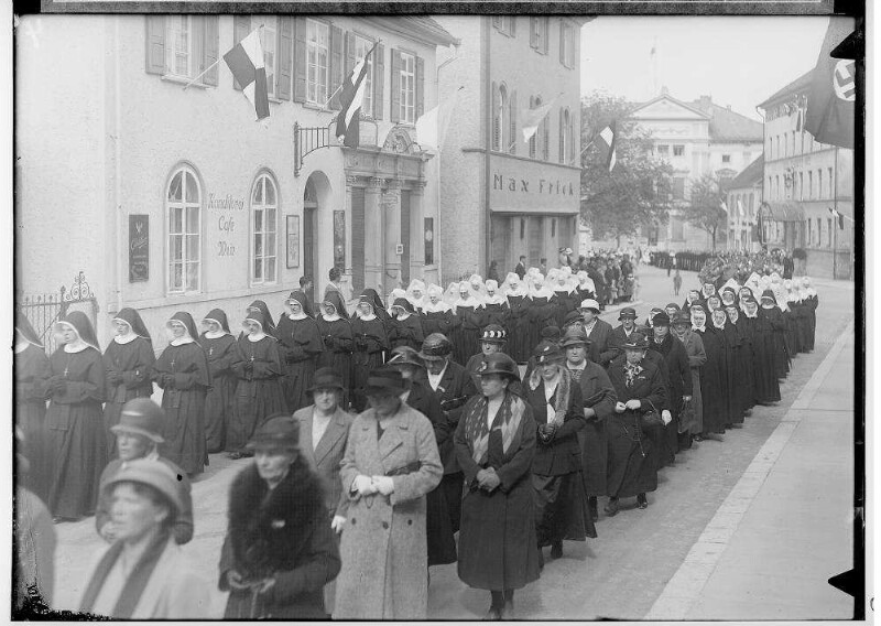 Fidelisfest in Sigmaringen 1934; Prozession in der Antonstraße, am linken Bildrand Cafe Stumpp, im Hintergrund Prinzenpalais; im Mittelpunkt: Nonnen des Klosters Schwestern der christlichen Liebe (?)