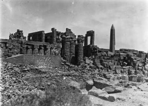 Tempelruine : Eine Templeruine in der Tempelanlage von Karnak. Rechts ein Obelisk, in der Mitte Steinsäulen.
