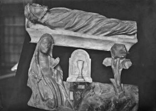 Maria kniet vor dem im Sarg liegenden Christus