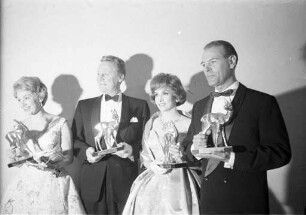 Bambi-Verleihung an die vier, von der Zeitschrift Film-Revue ermittelten, beliebtesten Schauspieler und Schauspielerinnen.