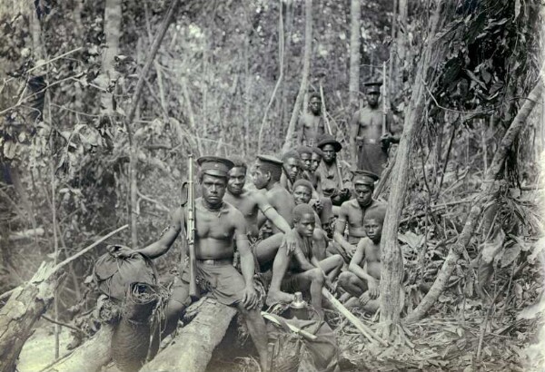 "Les treize compagnons lors d'une halte dans la forêt"