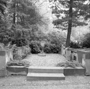 Grabanlage der Familie Gustav Arnold : Grabanlage der Familie Gustav Arnold. Stein. Chemnitz-Bernsdorf, Städtischer Friedhof