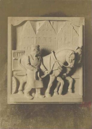 Relief Bierkutscher, zwei Pferde an Zügel führend: hinten Häuserzeile: Holzschnitzarbeit;