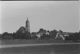 Blick auf die Kirche von Uhyst am Taucher. : Pohlad na cyrkej a na Horni Wujězd.