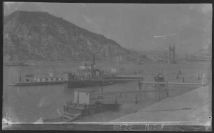 Budapest. Donaubild mit Dampfschiff gegen Blocksberg und Elisabethbrücke
