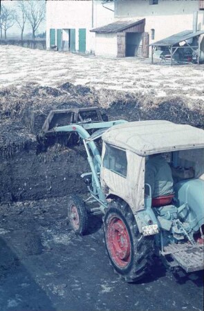 Fotografie: Ein- und Auslagerungstechnik, Flachsilo, Anwelksilage, Frontlader