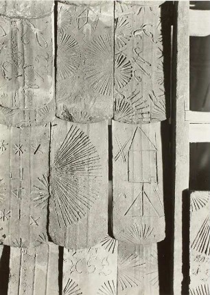 Biberschwänze mit geprägten oder eingeritzten Ornamenten und Zeichnungen