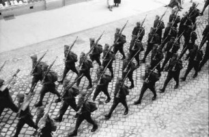 Deva: Rumänische Soldaten marschieren, von oben gesehen