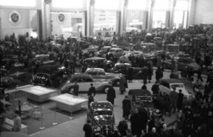 Berlin: Automobilausstellung; alte Autohalle; Blick von der Mitte (oben) auf Personenwagen