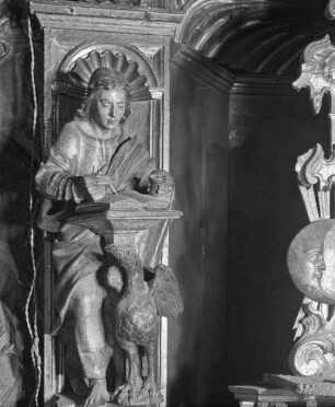 Hochaltar, Sockelgeschoss, linker Teil, rechts: Evangelist Johannes