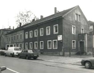 Dresden-Pieschen, Maxim-Gorki-Straße 73/75. Wohnhäuser mit Ladeneinbau. Straßenansicht