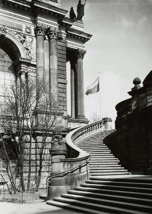 Ausstellungsgebäude des Sächsischen Kunstvereins : Treppenaufgang zur Brühlschen Terrasse am Ausstellungsgebäude des Sächsischen Kunstvereins