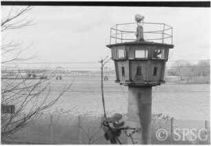 Ufer Park Babelsberg mit Wachturm und Blick auf Glienicker Brücke