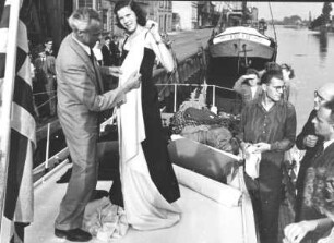 Das "Textil"-Schiff, ein ehemaliges Flugsicherungsboot. Hier werden Interessenten neue Kleiderstoffe vorgeführt