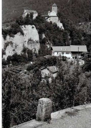 Dorf Tirol: Blick vom Dorf auf Schloss Tirol
