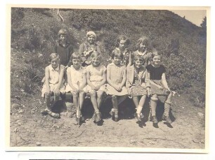 Knabenbürgerschule Ausflug 1931. Velmerstot bei Horn. Ausflug einer Klasse der Detmolder Knabenbürgerschule (später: Weerthschule). abgegeben von Frau Lieselotte Heldmann, Februar 2012. (als Lieselotte Diercks mit auf dem Bild). Die Namen der Mitschülerinnen auf dem Foto sind : Hildegard Müller, Lieschen Hüppe, Ilse Janowitz, Irmgard Linke, Hilde Ludolph,... Helga......? .. Grete Brand.